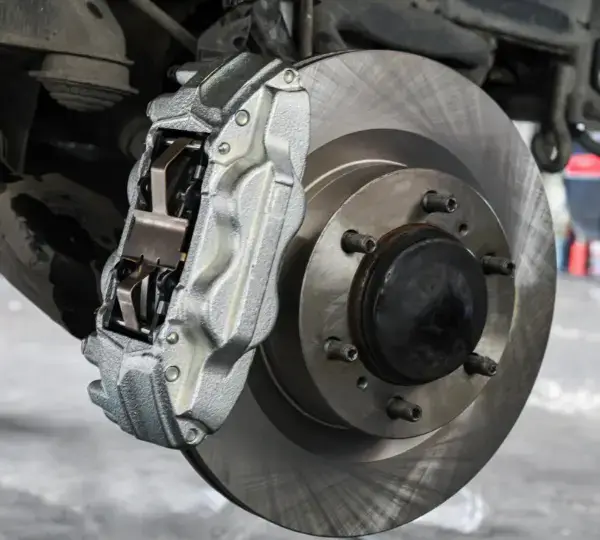 Auton jarruhuolto, palojen ja levyjen vaihto